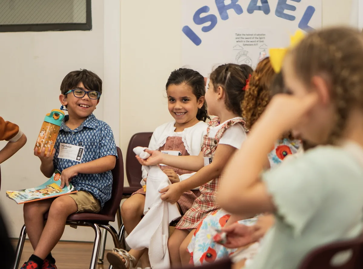 Niños de preescolar reunidos en el salón de Pequeños