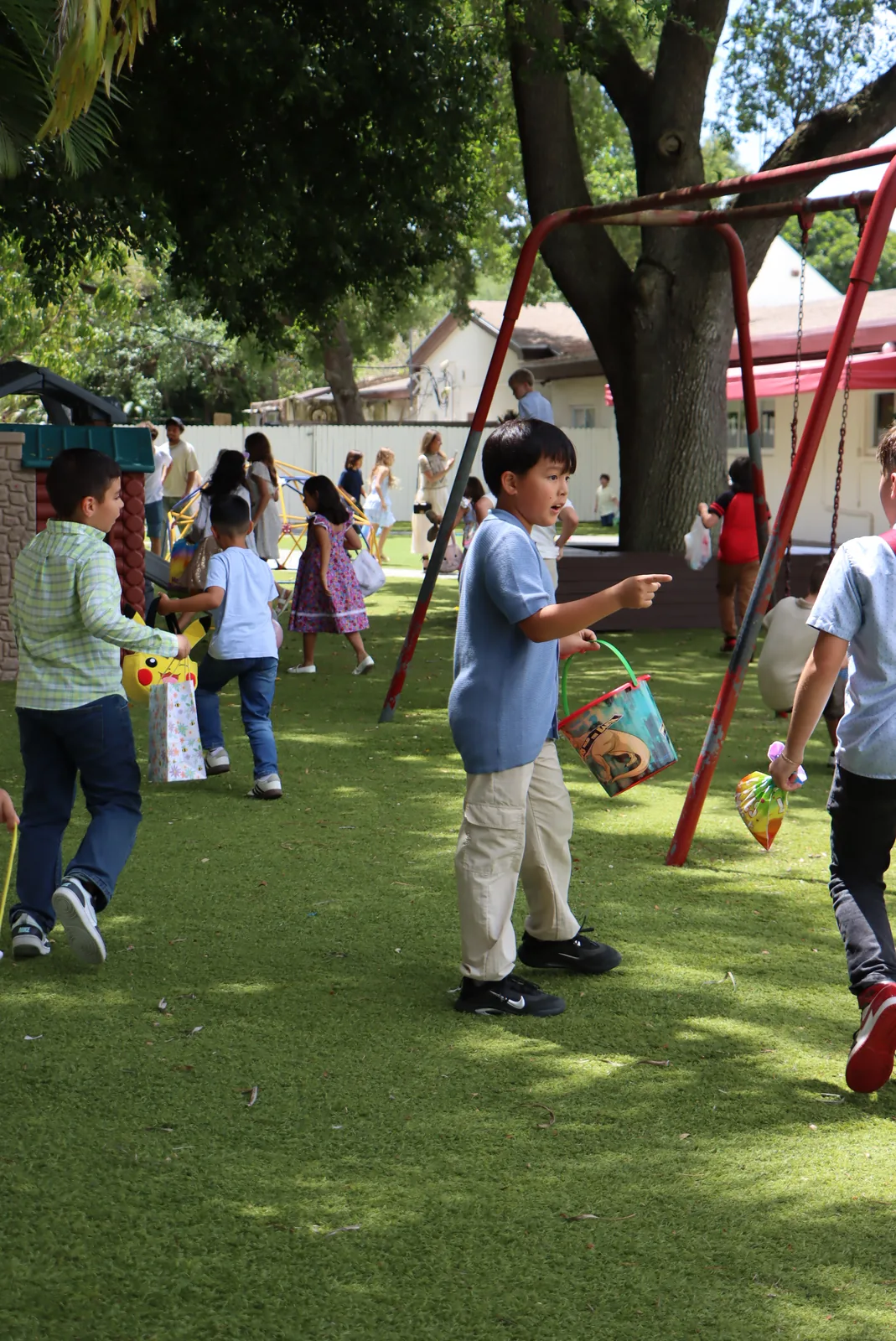 Niños jugando al aire libre en un evento familiar de Christchurch