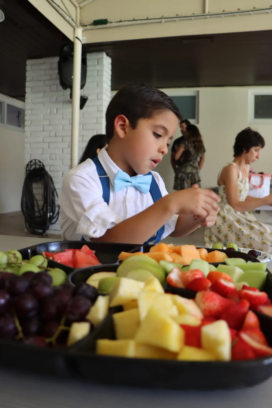 Un niño sirviéndose en la mesa durante un evento de Christchurch Kids