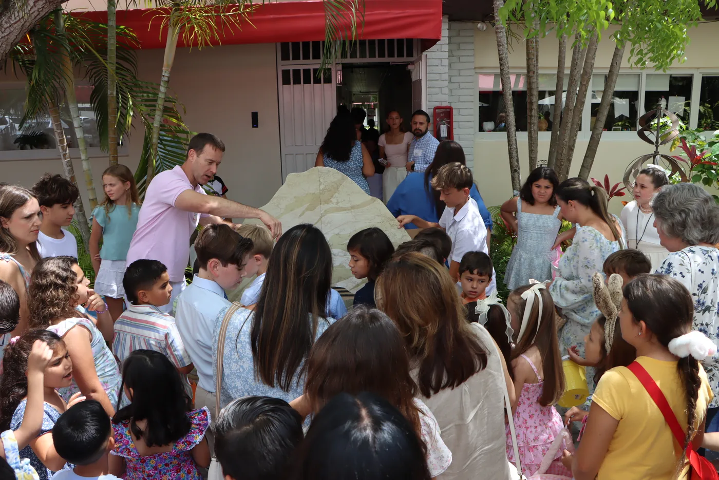 Niños participando juntos en una actividad de Christchurch Kids
