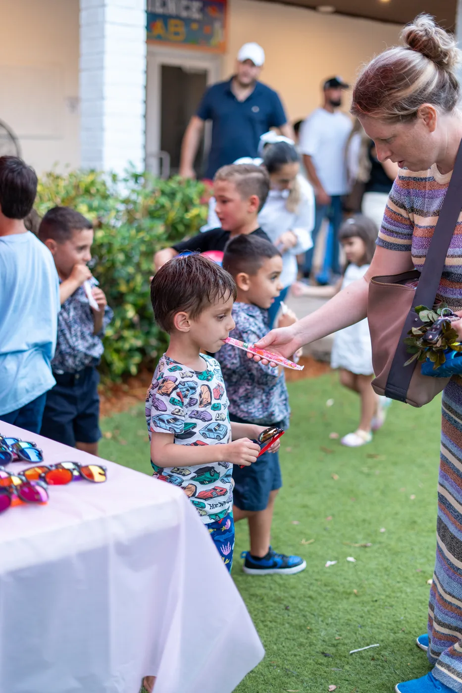 Niños jugando afuera durante un evento familiar